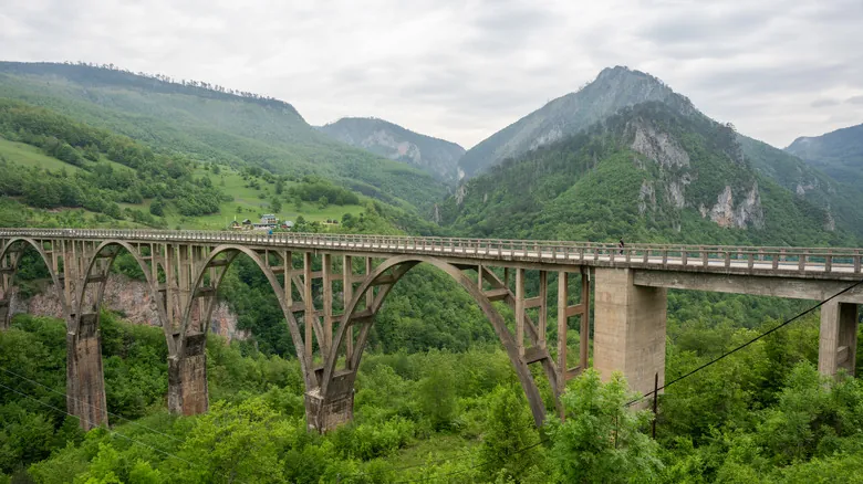 Montenegro Express: Un Viaje Épico en Tren por los Balcanes y los Alpes Dináricos