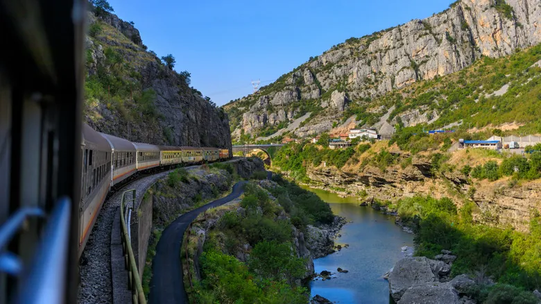 Montenegro Express: Un Viaje Épico en Tren por los Balcanes y los Alpes Dináricos