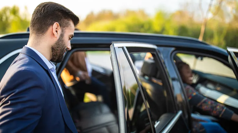 Movilidad Exclusiva en Europa: ¿Cuándo un Chofer Privado Es Tu Mejor Opción de Viaje?