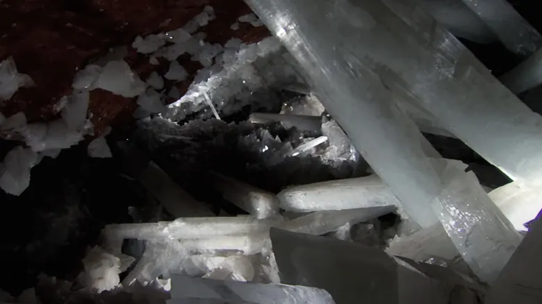 Naica: La Fascinante y Peligrosa Cueva de los Cristales Gigantes de México