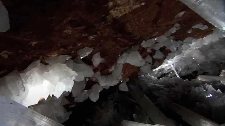 Naica: La Fascinante y Peligrosa Cueva de los Cristales Gigantes de México