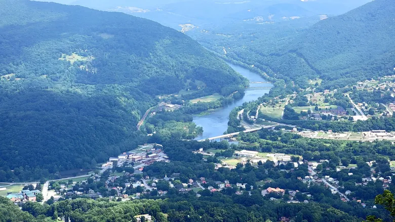 Narrows, Virginia: Un Tesoro Oculto para Aventuras al Aire Libre y el Sendero de los Apalaches