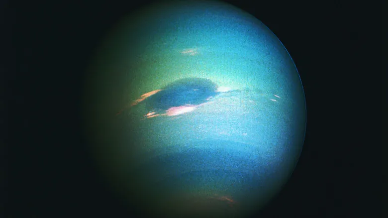 Neptuno Revelado: Las Auroras Inesperadas que Transfoman Nuestra Visión del Gigante Helado