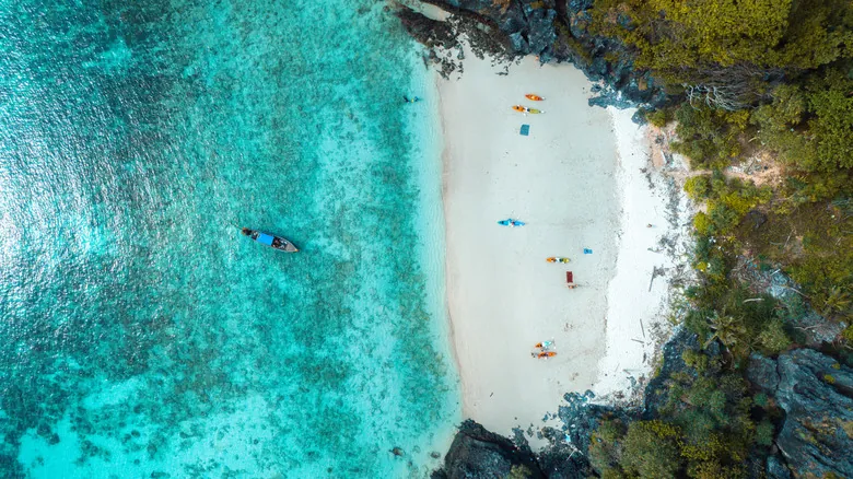Nui Beach: Descubre el Paraíso Escondido de Phuket en Tailandia