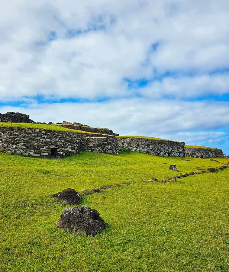 Orongo, Rapa Nui: El Enigmático Centro del Culto del Hombre Pájaro en Isla de Pascua