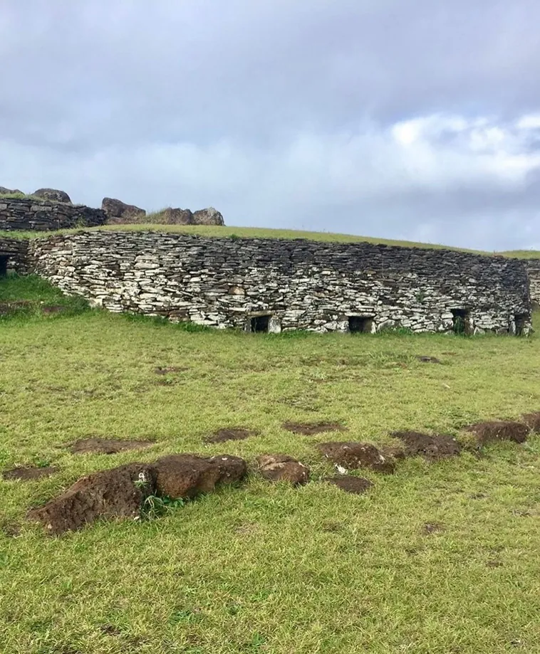Orongo, Rapa Nui: El Enigmático Centro del Culto del Hombre Pájaro en Isla de Pascua