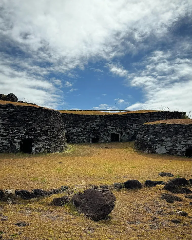 Orongo, Rapa Nui: El Enigmático Centro del Culto del Hombre Pájaro en Isla de Pascua