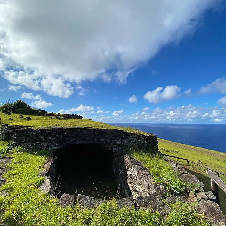 Orongo, Rapa Nui: El Enigmático Centro del Culto del Hombre Pájaro en Isla de Pascua