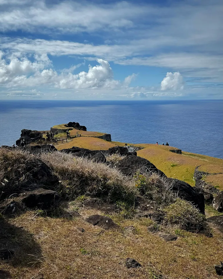 Orongo, Rapa Nui: El Enigmático Centro del Culto del Hombre Pájaro en Isla de Pascua