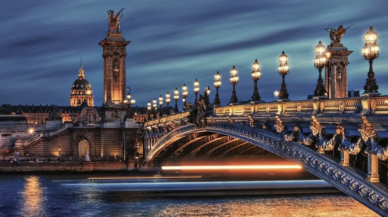 París de Noche: Guía Esencial para Descubrir la Ciudad de la Luz sin Multitudes