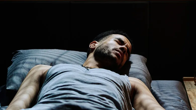 Por Qué Tu Cuerpo Se Paraliza Al Dormir y Es Imposible Estornudar: La Fascinante Verdad del Sueño REM