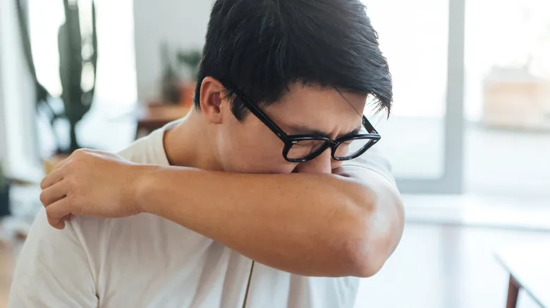 Por Qué Tu Cuerpo Se Paraliza Al Dormir y Es Imposible Estornudar: La Fascinante Verdad del Sueño REM