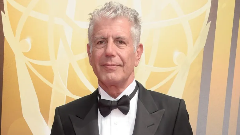 Puka Dog: La Exótica Experiencia Hawaiana del Hot Dog que Fascinó a Anthony Bourdain