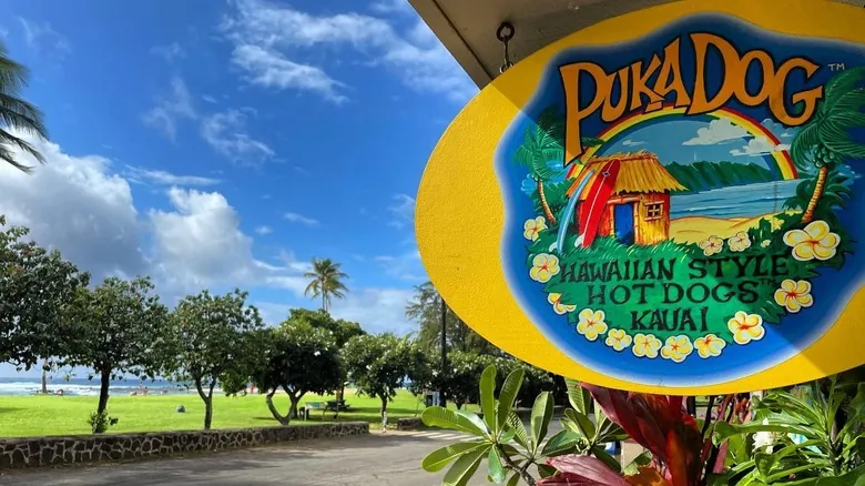 Puka Dog: La Exótica Experiencia Hawaiana del Hot Dog que Fascinó a Anthony Bourdain