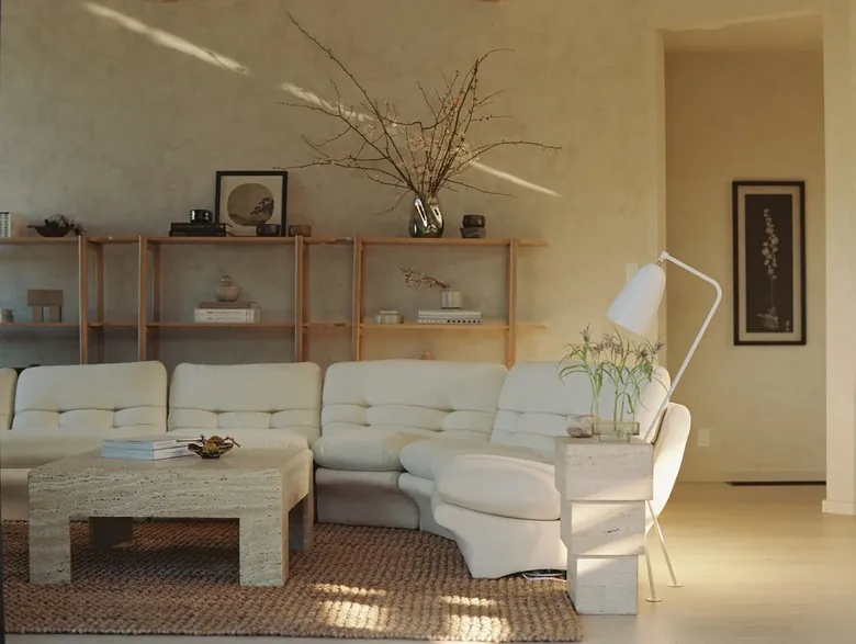 Refugio Sereno: La Transformación Sostenible de una Casa Mid-Century con Alma Zen