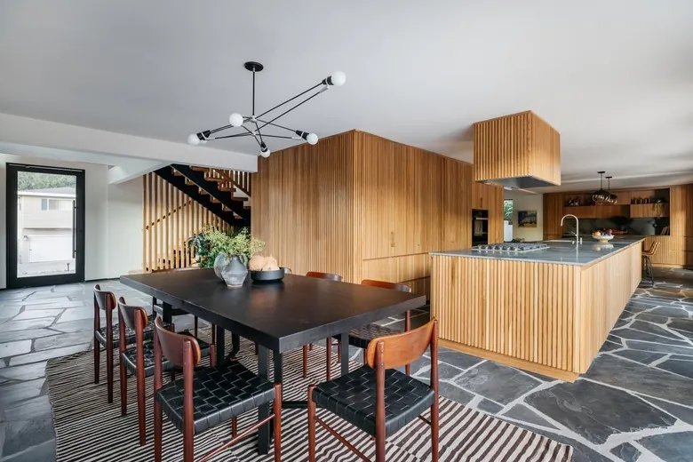 Renovación Emblemática: Rescatando la Esencia Mid-Century Moderna con Diseño Contemporáneo