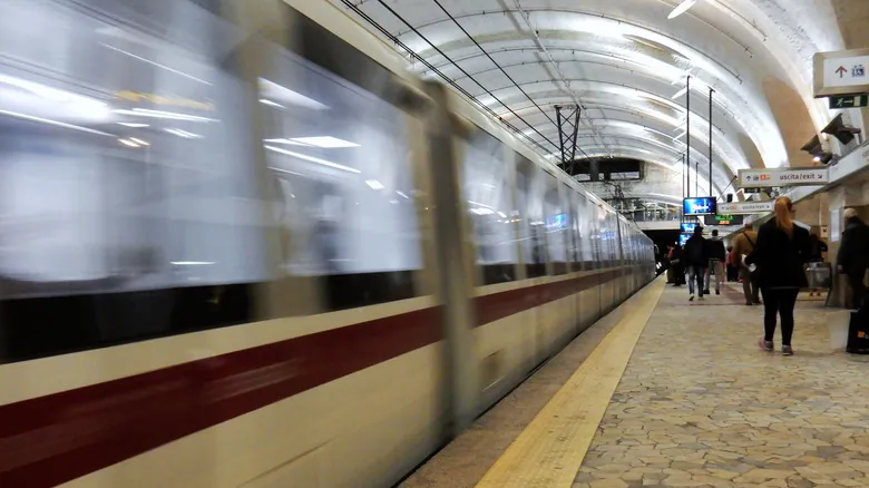 Roma Eterna: Domina el Metro para Explorar la Ciudad y sus Tesoros Históricos