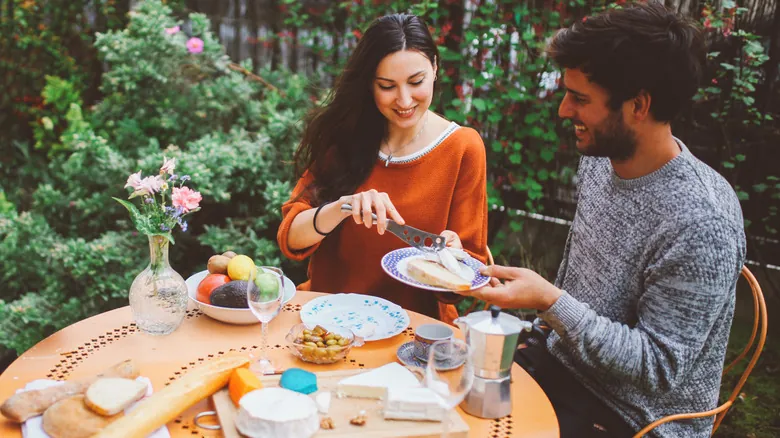 Saborea Francia: Guía Esencial para Disfrutar la Gastronomía Francesa como un Local, Según Rick Steves