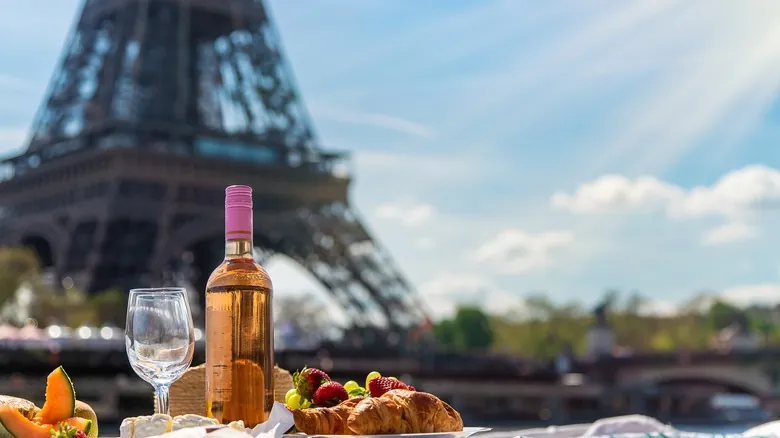 Saborea Francia: Guía Esencial para Disfrutar la Gastronomía Francesa como un Local, Según Rick Steves