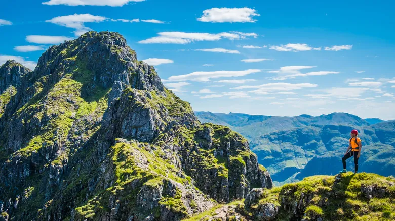 Senderismo de Élite en Escocia: Desafía la Mítica Cresta Aonach Eagach en las Tierras Altas