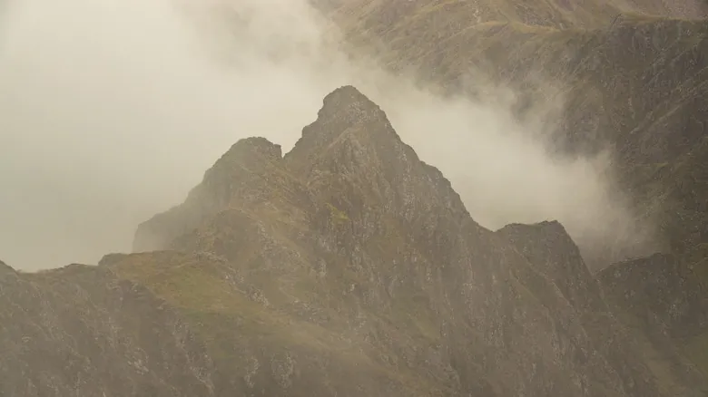 Senderismo de Élite en Escocia: Desafía la Mítica Cresta Aonach Eagach en las Tierras Altas