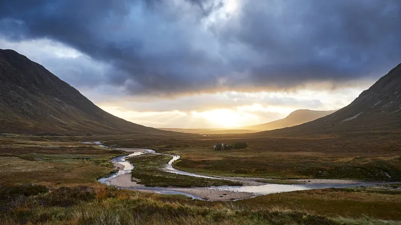 Senderismo de Élite en Escocia: Desafía la Mítica Cresta Aonach Eagach en las Tierras Altas