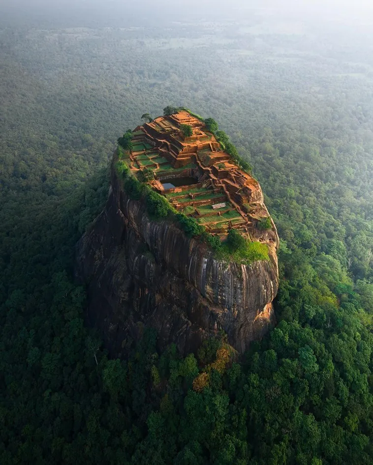 Sigiriya: Descubre la Majestuosa Fortaleza de Roca y su Historia Milenaria en Sri Lanka