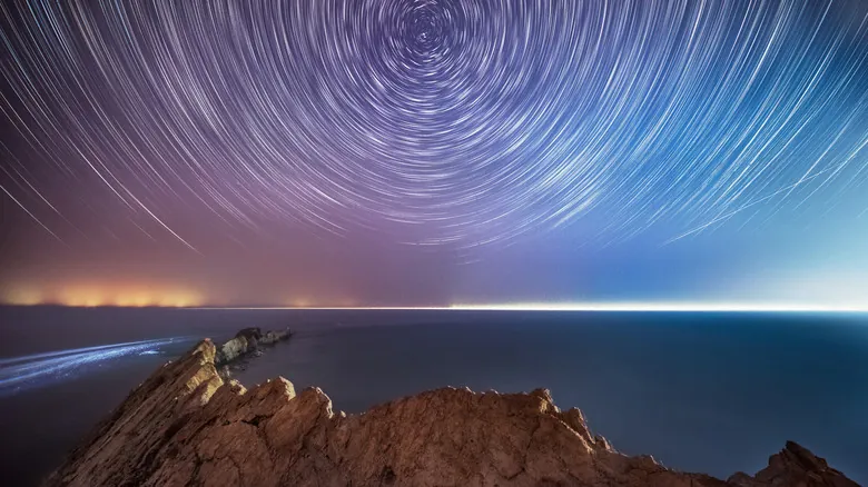 Sirio vs. Polaris: Desvelando el Misterio de la Estrella Más Brillante del Cielo Nocturno y su Guía Invaluable