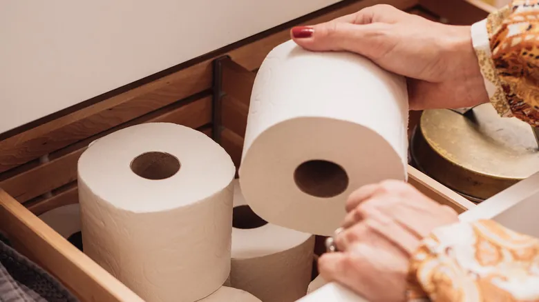 Soluciones Creativas y Elegantes para Almacenar Papel Higiénico en Tu Baño