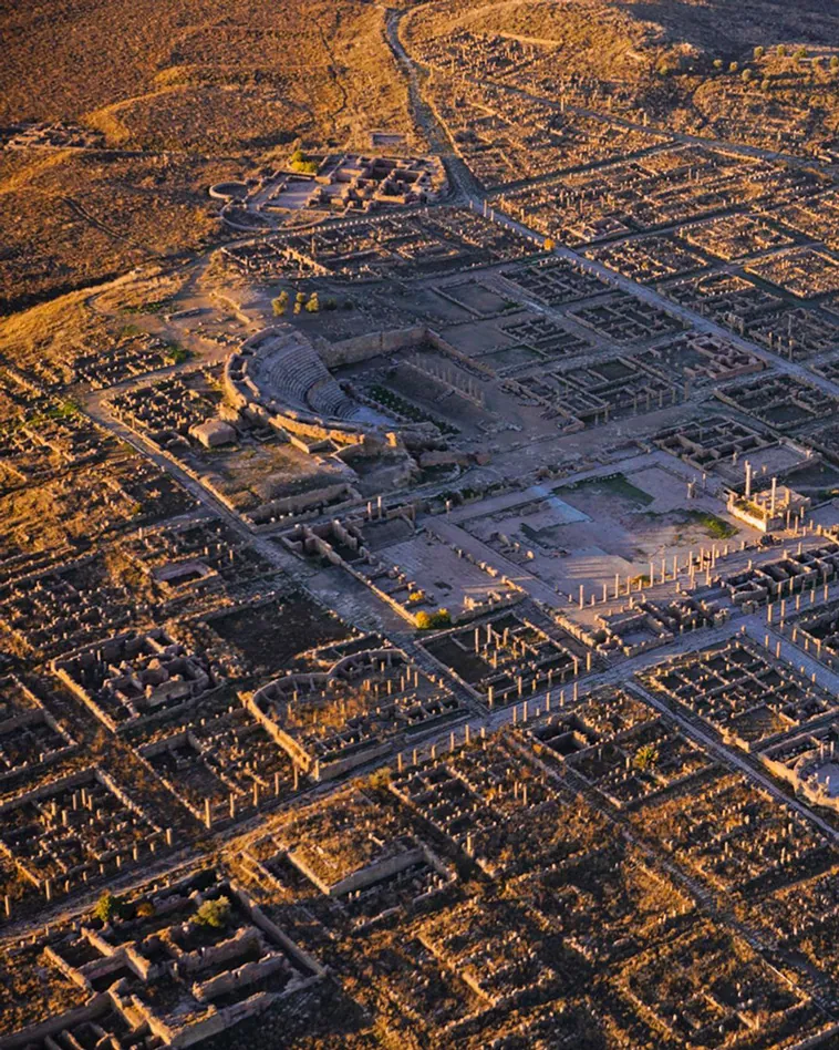 Timgad: El 'Pompeya Argelino' – Una Joya Romana Olvidada en el Desierto