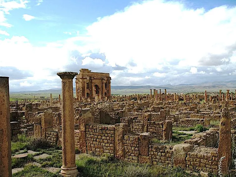 Timgad: El 'Pompeya Argelino' – Una Joya Romana Olvidada en el Desierto