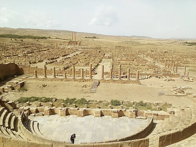 Timgad: El 'Pompeya Argelino' – Una Joya Romana Olvidada en el Desierto