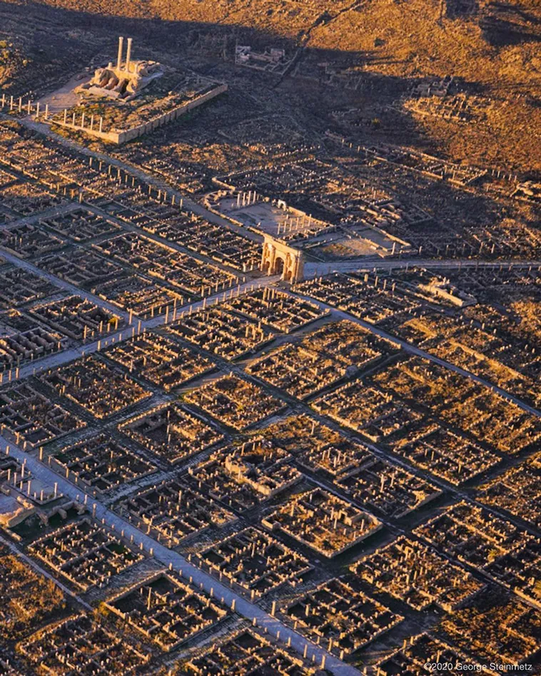 Timgad: El 'Pompeya Argelino' – Una Joya Romana Olvidada en el Desierto