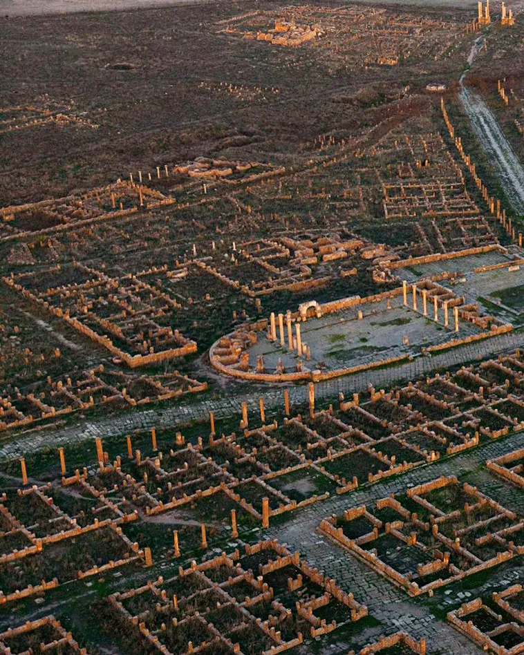 Timgad: El 'Pompeya Argelino' – Una Joya Romana Olvidada en el Desierto