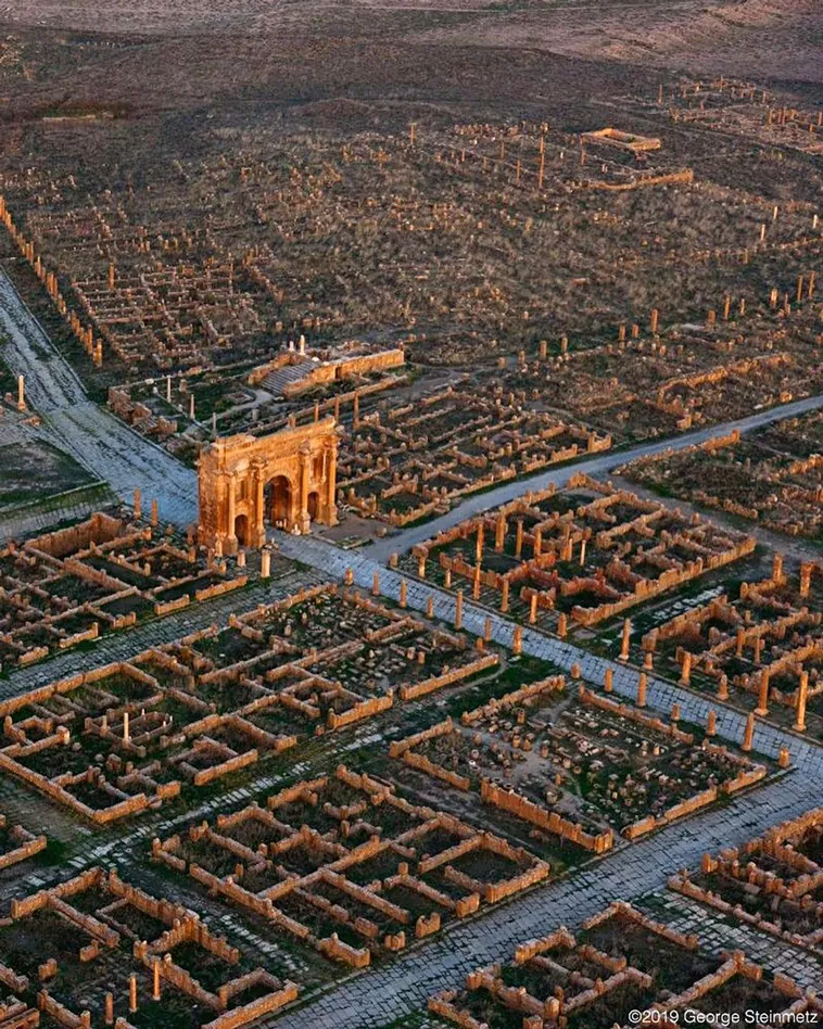 Timgad: El 'Pompeya Argelino' – Una Joya Romana Olvidada en el Desierto