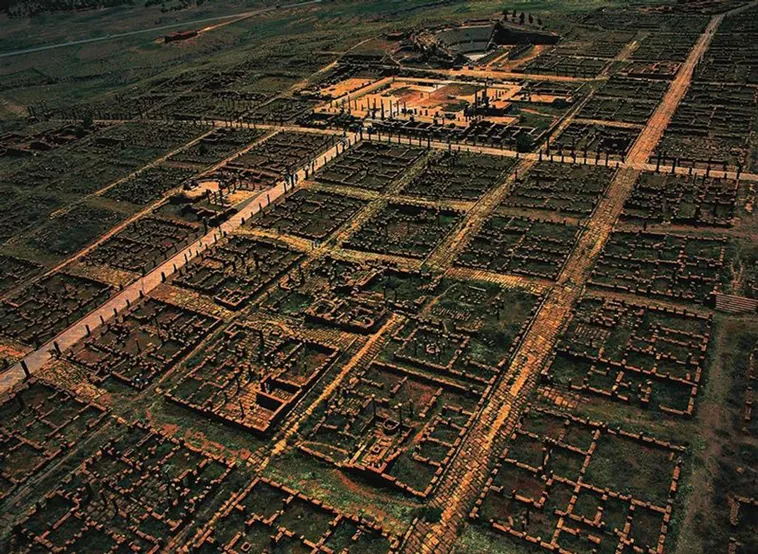 Timgad: El 'Pompeya Argelino' – Una Joya Romana Olvidada en el Desierto