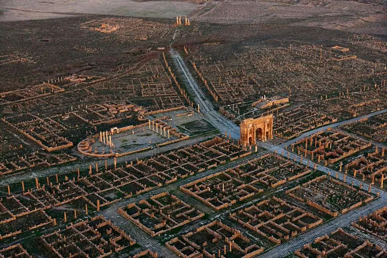 Timgad: El 'Pompeya Argelino' – Una Joya Romana Olvidada en el Desierto