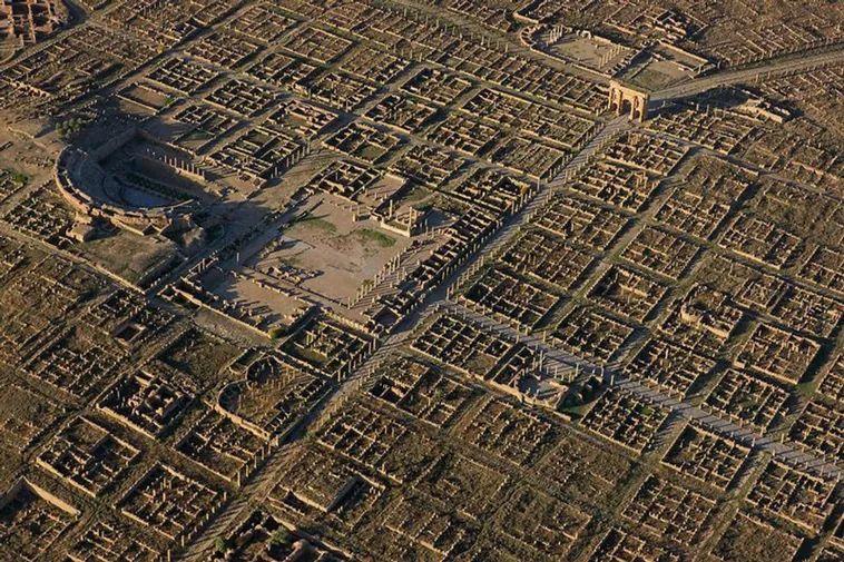 Timgad: El 'Pompeya Argelino' – Una Joya Romana Olvidada en el Desierto