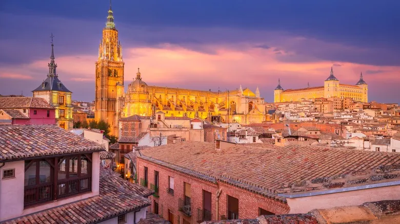 Toledo de Noche: Descubre la Magia Medieval Más Allá de las Multitudes