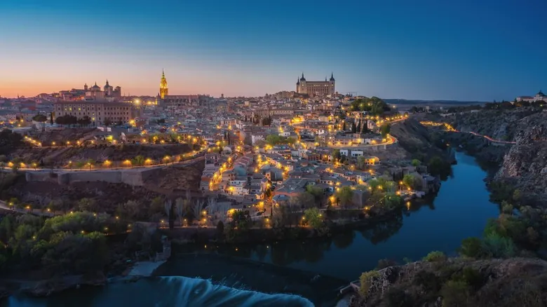 Toledo de Noche: Descubre la Magia Medieval Más Allá de las Multitudes