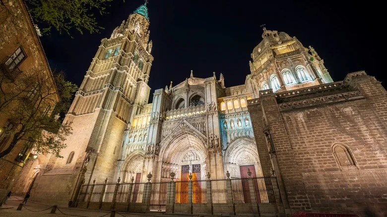 Toledo de Noche: Descubre la Magia Medieval Más Allá de las Multitudes