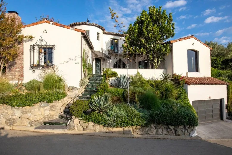 Transformación Arquitectónica: Un Hogar de Estilo Español con Toques Modernos en Los Feliz