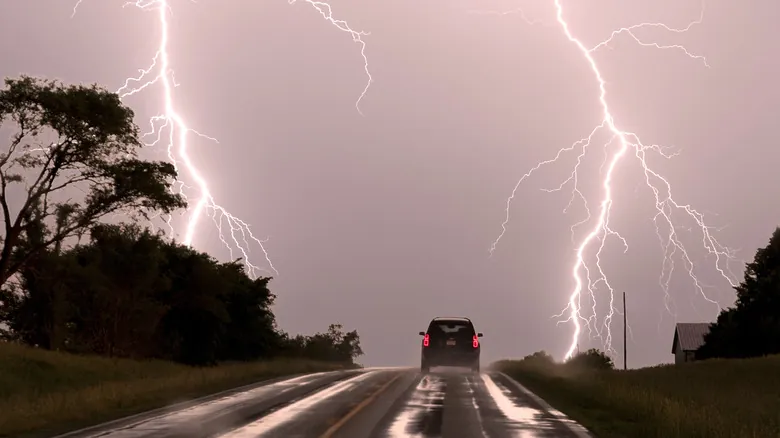 Tu Auto: Un Refugio Seguro Ante Tormentas Eléctricas y Rayos