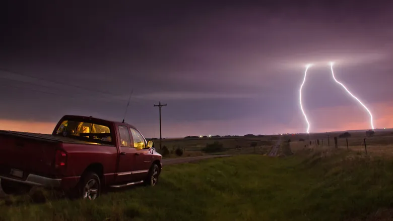 Tu Auto: Un Refugio Seguro Ante Tormentas Eléctricas y Rayos